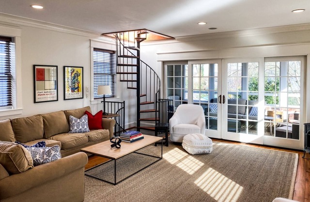Easy walk to DTA from Historic multi-level Firehouse with parking, dog-friendly