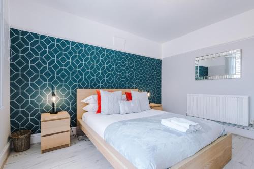 "Eastville Court Rhyl" by Greenstay Serviced Accommodation - A Cosy 2 Bedroom Bungalow with Parking, Dog Friendly, Close To Beaches, Shops & Restaurants - Ideal for Families, Friends, Couples & Business Travellers