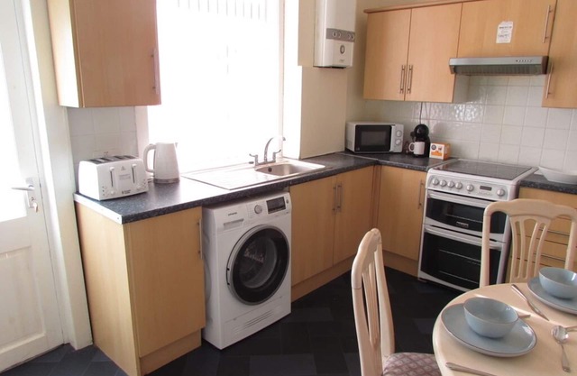 Easy access from this centrally located place 2.5 miles from center Manchester