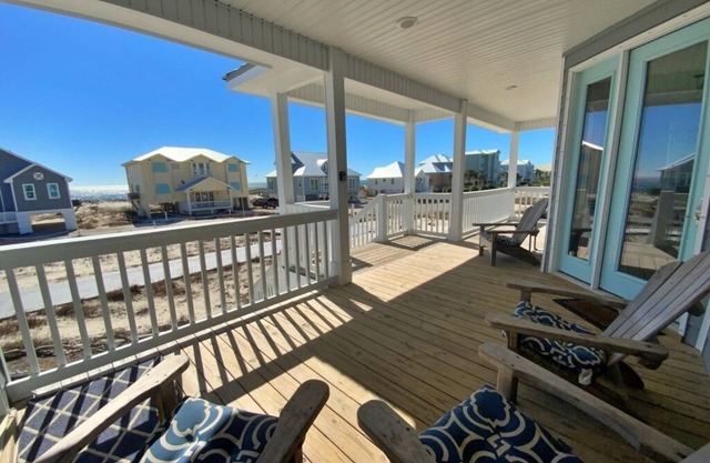 Easy beach access, pools, tennis/pickleball