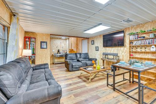Easy I-30 Access Cozy Texarkana Apt with Essentials