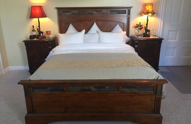 Easy Living by The Water . Quiet, Secure, private Historic Downtown.