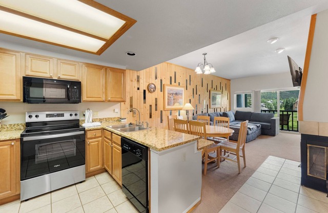 Easy Resort Access w/ Shuttle Stop and Lifts Steps Away, Great Location!