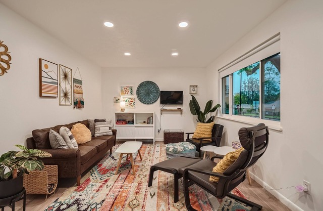 Easy to Denver-Marvelous Mid-Century Mod Charmer!