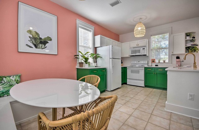 Beverly Bungalow; Easy Walk to Seagrove Beach