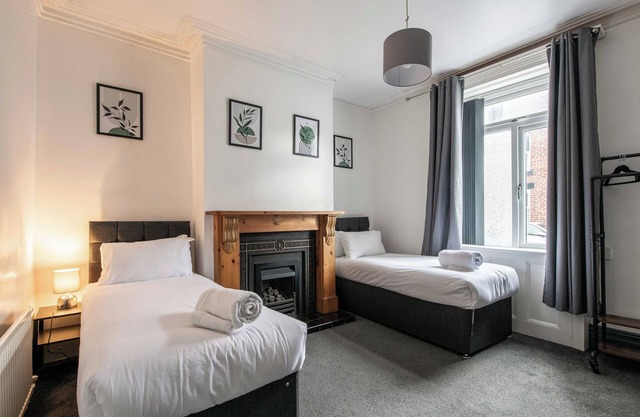 Eat, Stroll, Stay in a Spacious 4-Bed Home in Sheffield