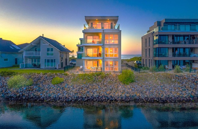 Ebb & flow: luxury Baltic Sea vacation apartment on the waterfront with sauna and sea view