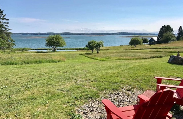 Ebb-Tide Cottage se trouve en arrière de la rive surplombant la baie de Cobscook Couchages: 4
