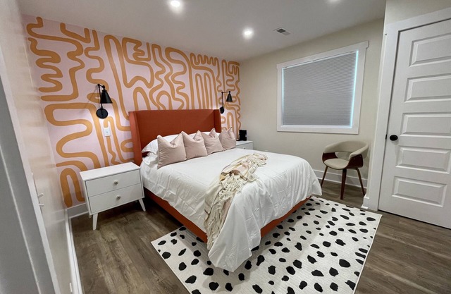 Eccentric Privy-Sleeps6. 2nd floor & outdoor deck