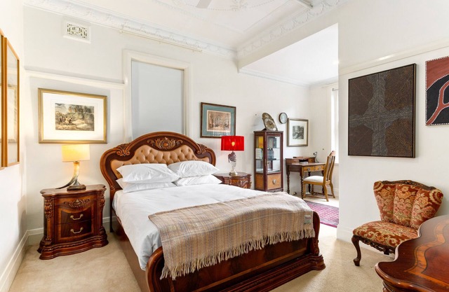 Eclectic Art Deco Apartment in great location