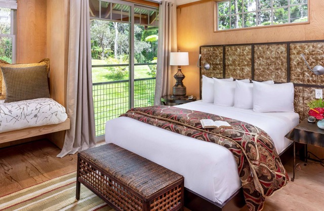 Eclectic Bungalow close to Volcanoes National Park