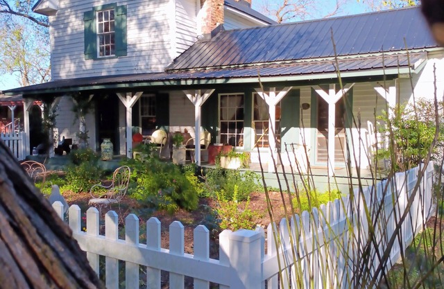 Eclectic Edition 2 bedroom Historic Farmhouse circa 1885 No Ghosts Serene Vale