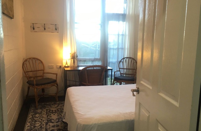 Eclectic rooms, private space, quiet nature spot near famous surf beaches & City