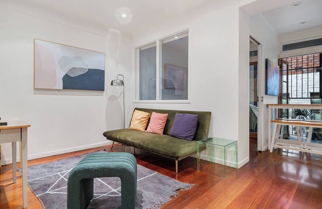 Eclectic Rushcutters Gem Foosteps to the Harbour