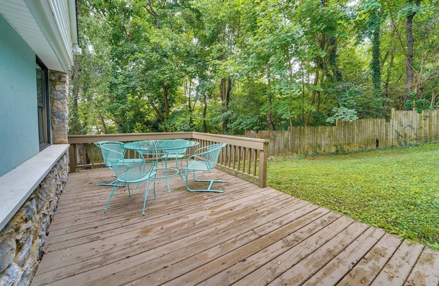 Eclectic Stone Cottage, Walk to Downtown Staunton!