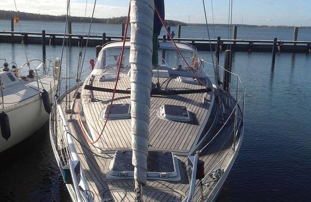 Éclipse du soleil. Vivre sur le yacht en centre ville