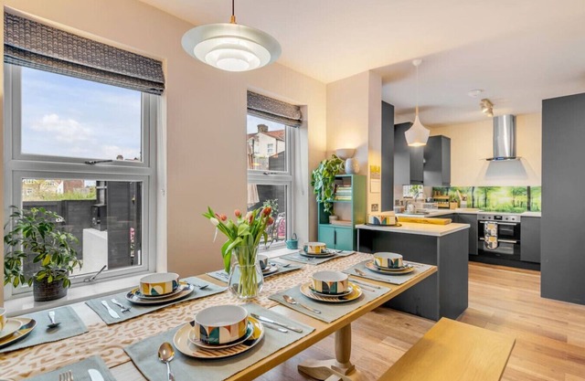 Vegan Friendly Luxury Townhouse with Parking
