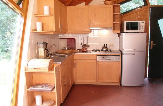 Casa de vacaciones ecológica con estufa de leña, en un parque de vacaciones en plena naturaleza