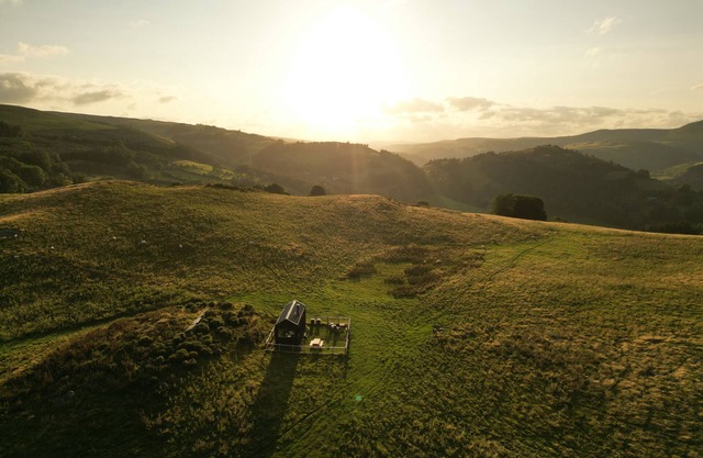 Eco Off-Grid Luxury Cabin, Panoramic Views & Fire Pit In North Wales