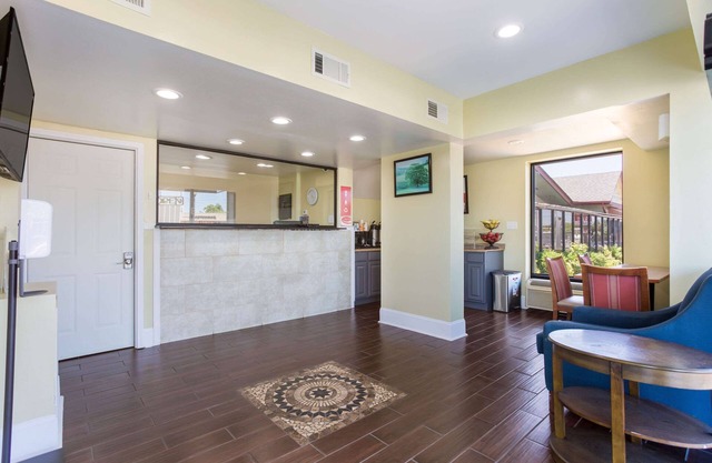 Econo Lodge Gallatin - Metro Nashville