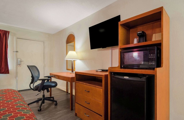 Econo Lodge Goldsboro Hwy 70