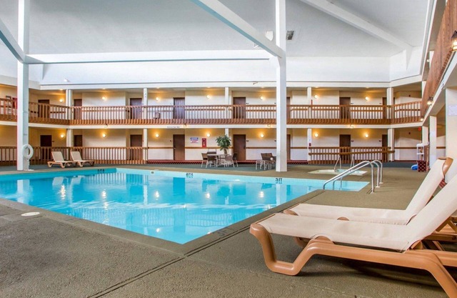 Econo Lodge Inn And Suites
