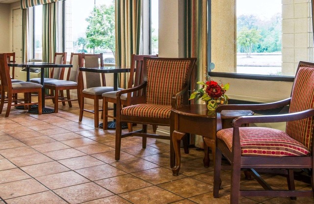 Econo Lodge Inn & Suites at Fort Moore