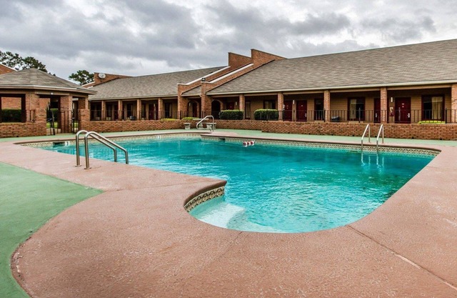 Econo Lodge Inn & Suites