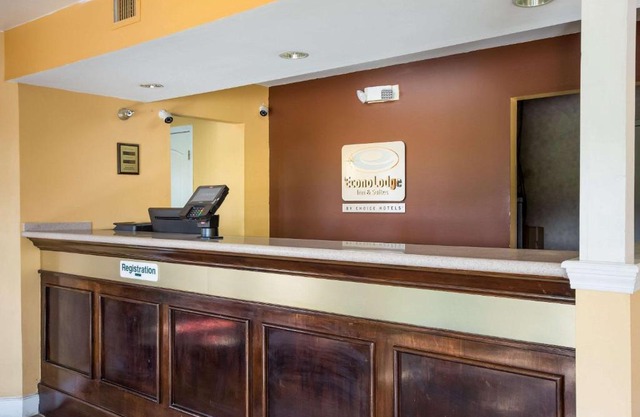 Econo Lodge Inn & Suites I-65