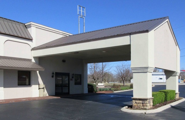 Econo Lodge Inn & Suites