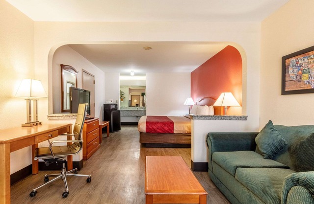 Econo Lodge Inn & Suites