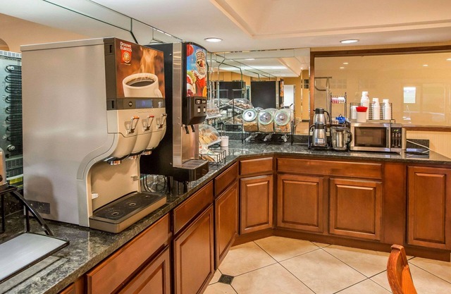 Econo Lodge Inn & Suites