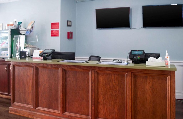 Econo Lodge Inn & Suites Sandusky South