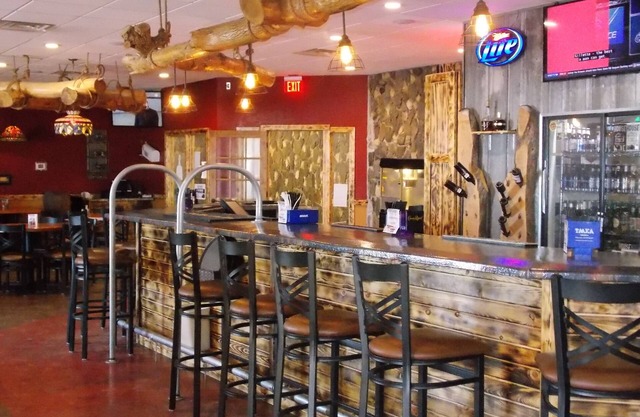 Econo Lodge Inn & Suites