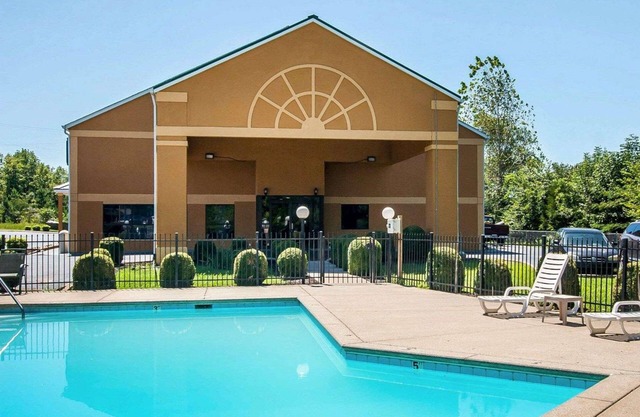 Econo Lodge Inn & Suites