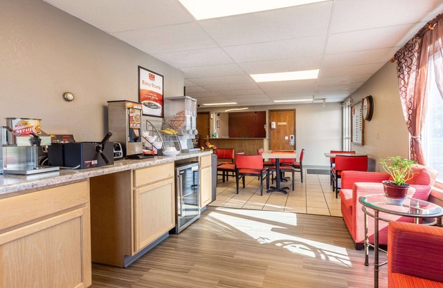 Econo Lodge Inn & Suites