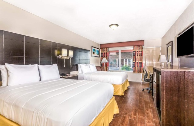 Econo Lodge Inn & Suites