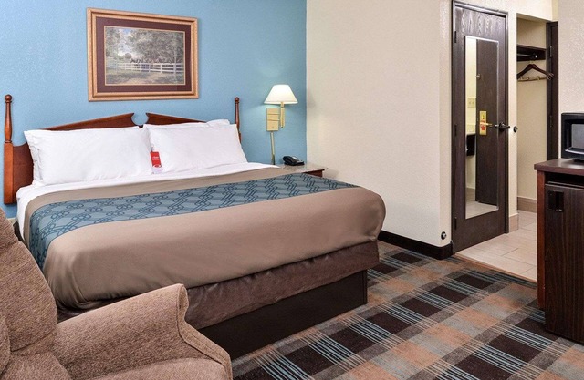 Econo Lodge Inn & Suites