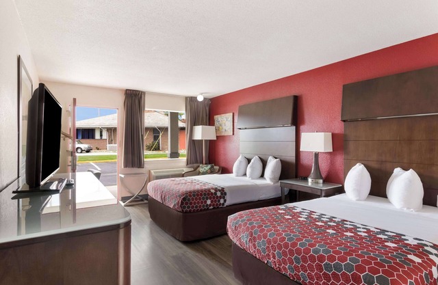 Econo Lodge North