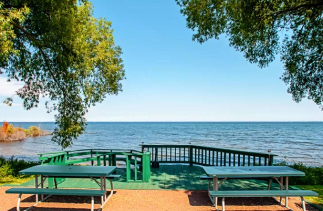 Econo Lodge on the Bay