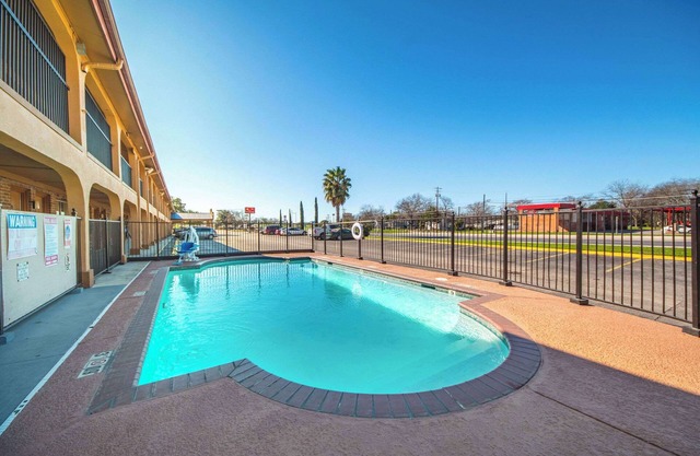 Econo Lodge San Marcos University Area