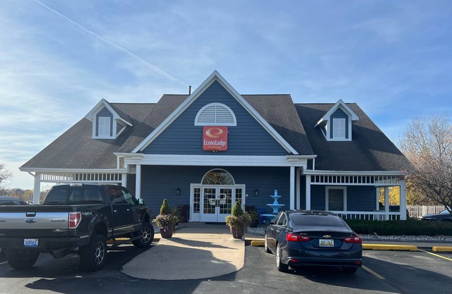 Econo Lodge & Suites
