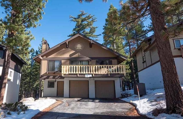 Maison de ski économique avec bain à remous communautaire et accès à la piscine saisonnière!
