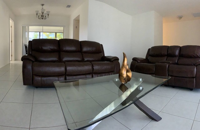 Ed & Hilda's Centrally located, Spacious and Relaxing Retreat