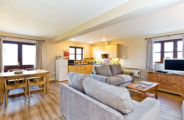Edale Cottage With Shared Swimming Pool