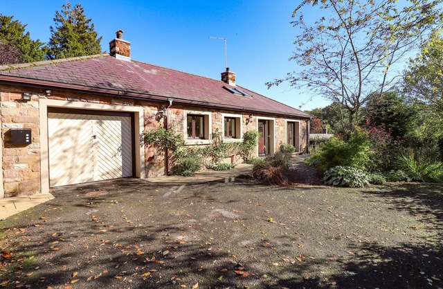 EDENCROFT, family friendly, character holiday cottage in Greystoke