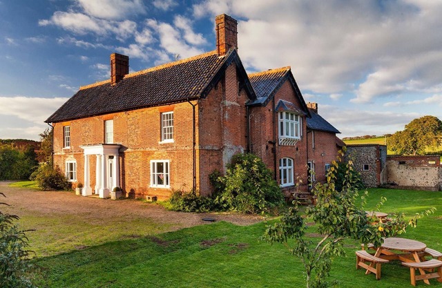 Edgar Farmhouse - sleeps 20 guests in 8 bedrooms