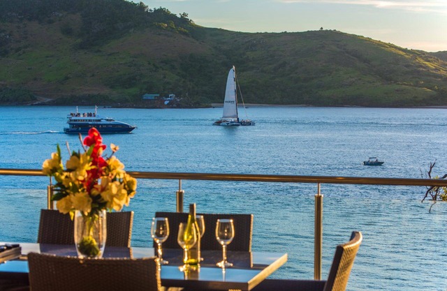 Edge 2 Hamilton Island - absolute oceanfront, golf buggy and transfers