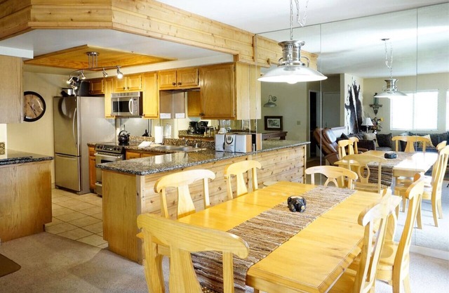 Décor occidental lumineux, deux chambres à coucher avec cuisine moderne.