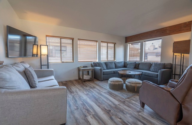 2 bd 2bth Lakeside Condo. Vues magnifiques sur le lac June